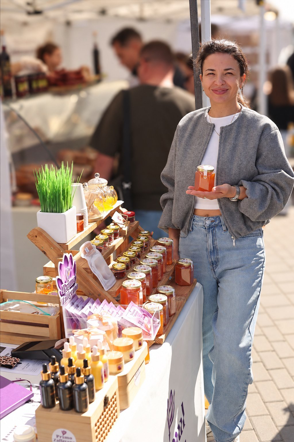Irina Marin la standul Primo Zafferano cu produse din șofran cultivat în Moldova