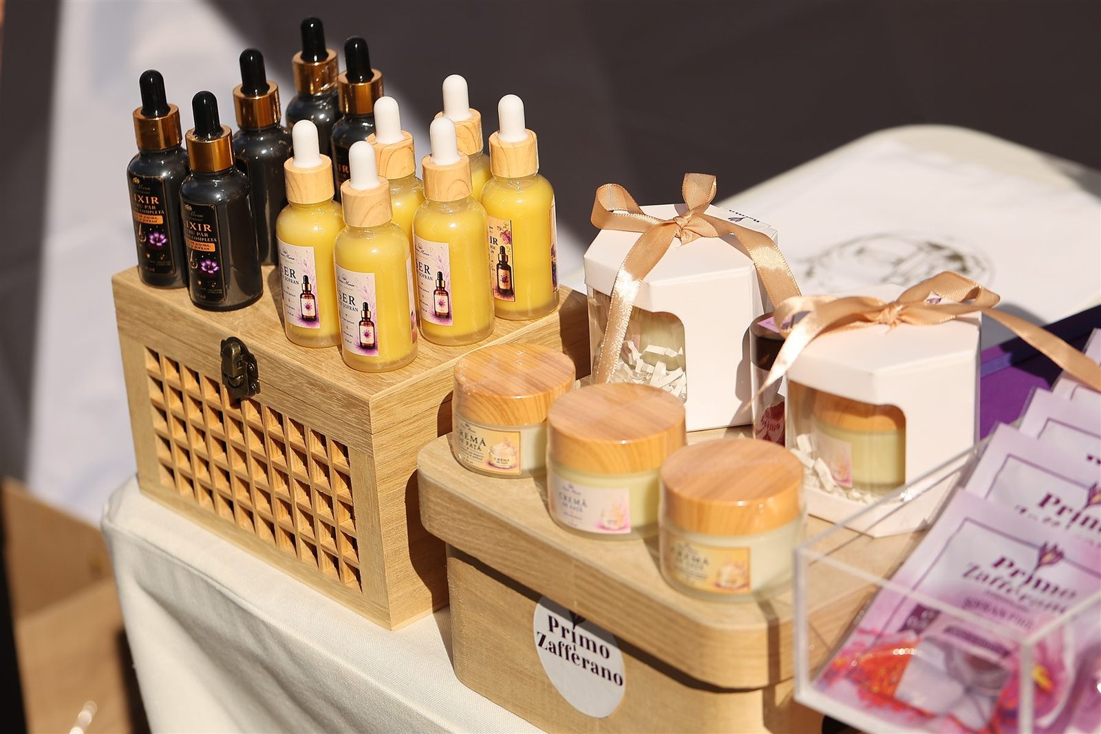 Produse cosmetice cu șofran Primo Zafferano expuse la stand